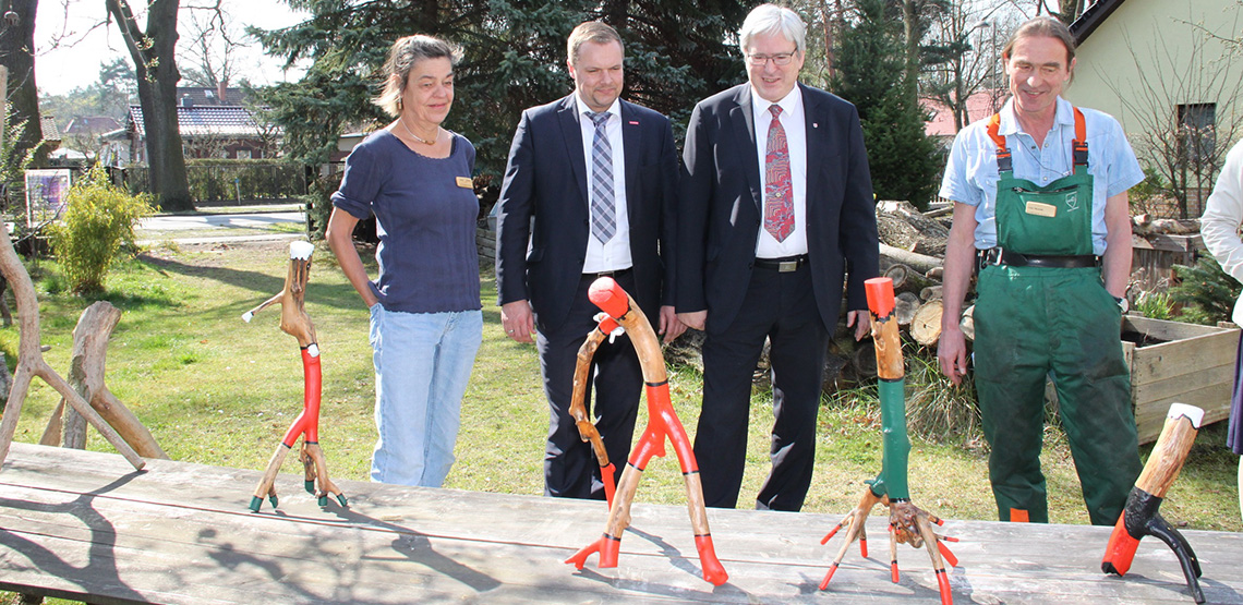 Minister Steinbach und Handwerkskammertagspräsident Wüst beim Besuch in der Holzmanufaktur Eichwalde bei Nicola (l.) und Dirk Fromme (r.). Foto: MWE